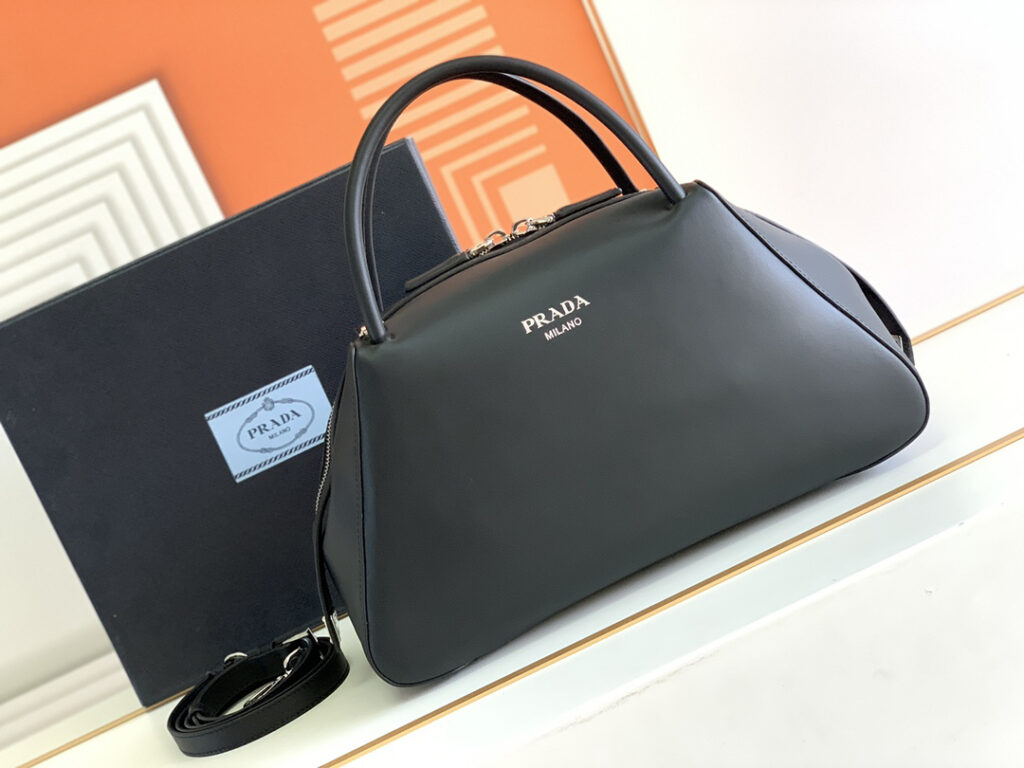 プラダ「Prada」レザー トップハンドル トートバッグ
