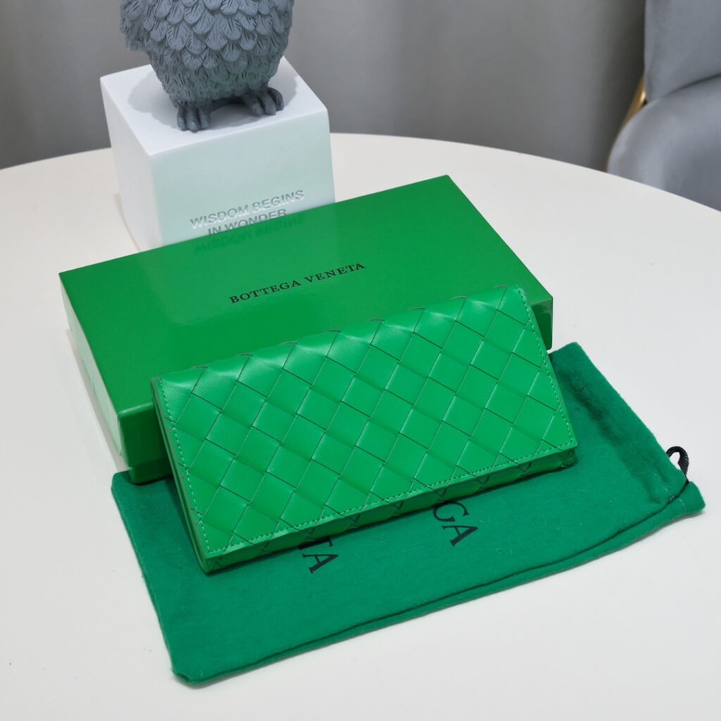 ボッテガ?ヴェネタ「Bottega Veneta」 カセット ロングウォレット