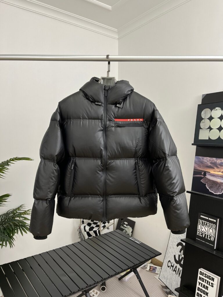 プラダ「Prada」大人気のファッショナブル＆防寒フード付きダウンジャケット