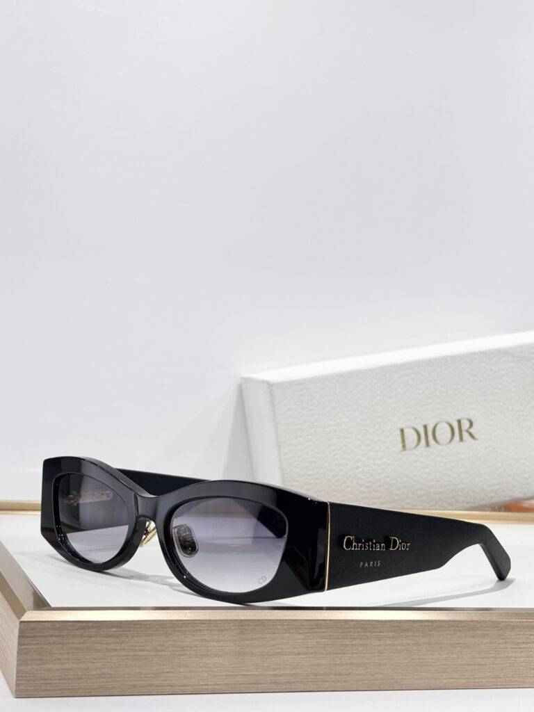 【注目新入荷】Dior フランス仕立てサングラス「ドライブ最適」