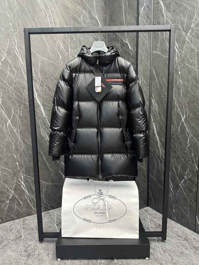 プラダ「Prada」Linea Rossa ミディ丈ダウンジャケット