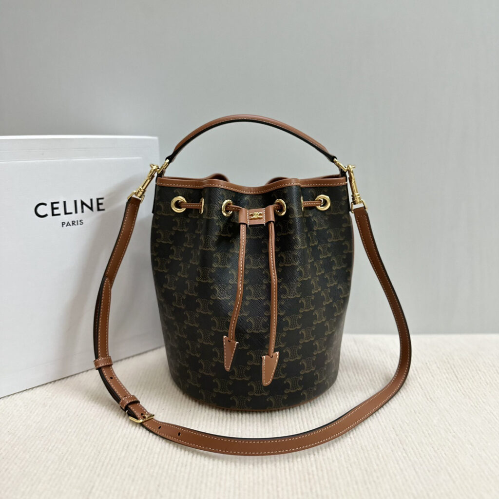 セリーヌ「Celine」TRIOMPHE CANVAS 2025 抽繩水桶包