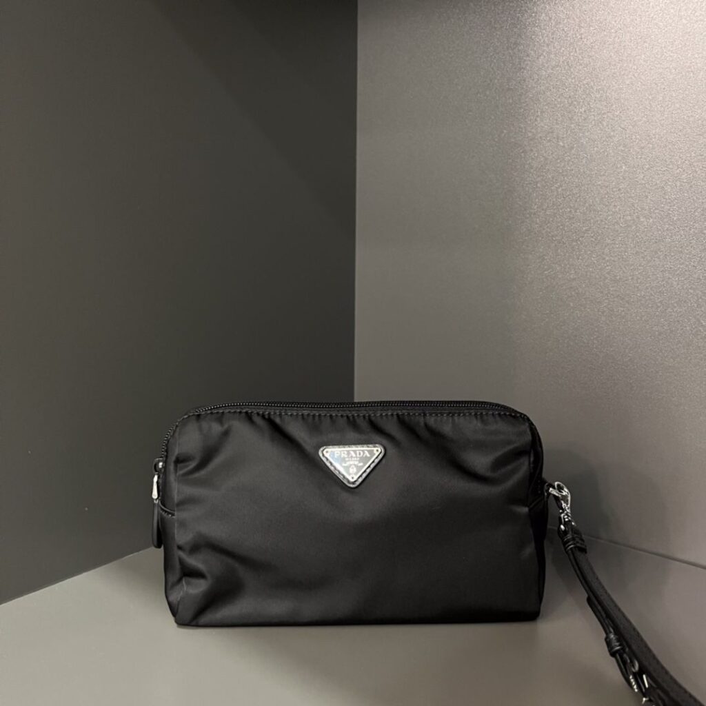 プラダ「Prada」ドームド コスメティックケース パウチ