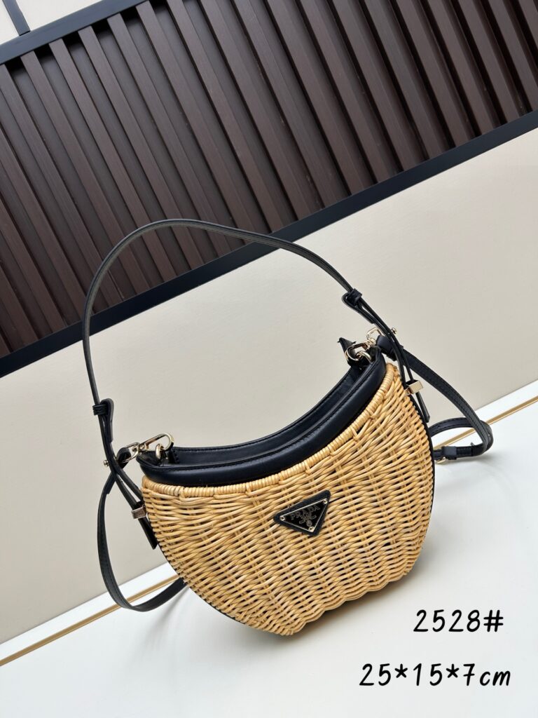 プラダ「Prada」サマー ラフィア ショルダーバッグ
