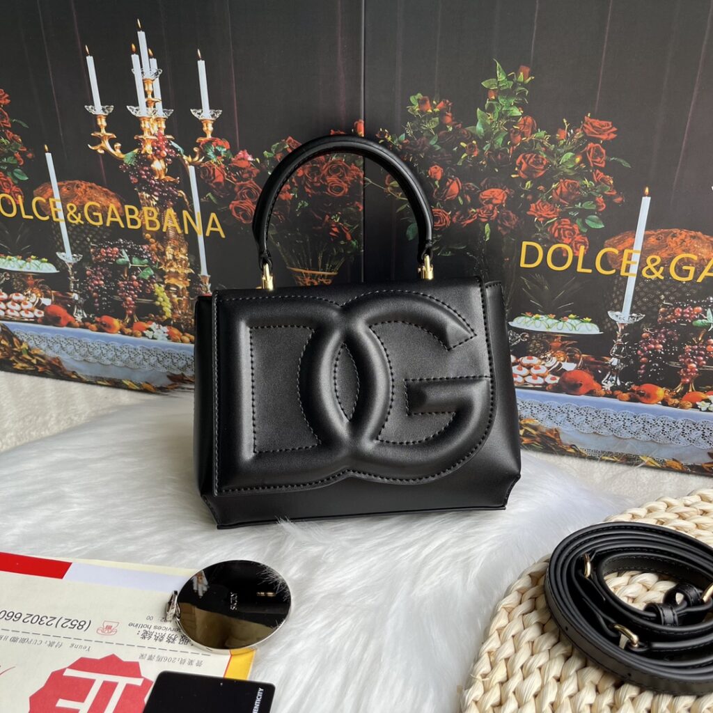 ドルチェ・アンド・ガッバーナ「D&G」 キルティングロゴ レザークロスボディバッグ