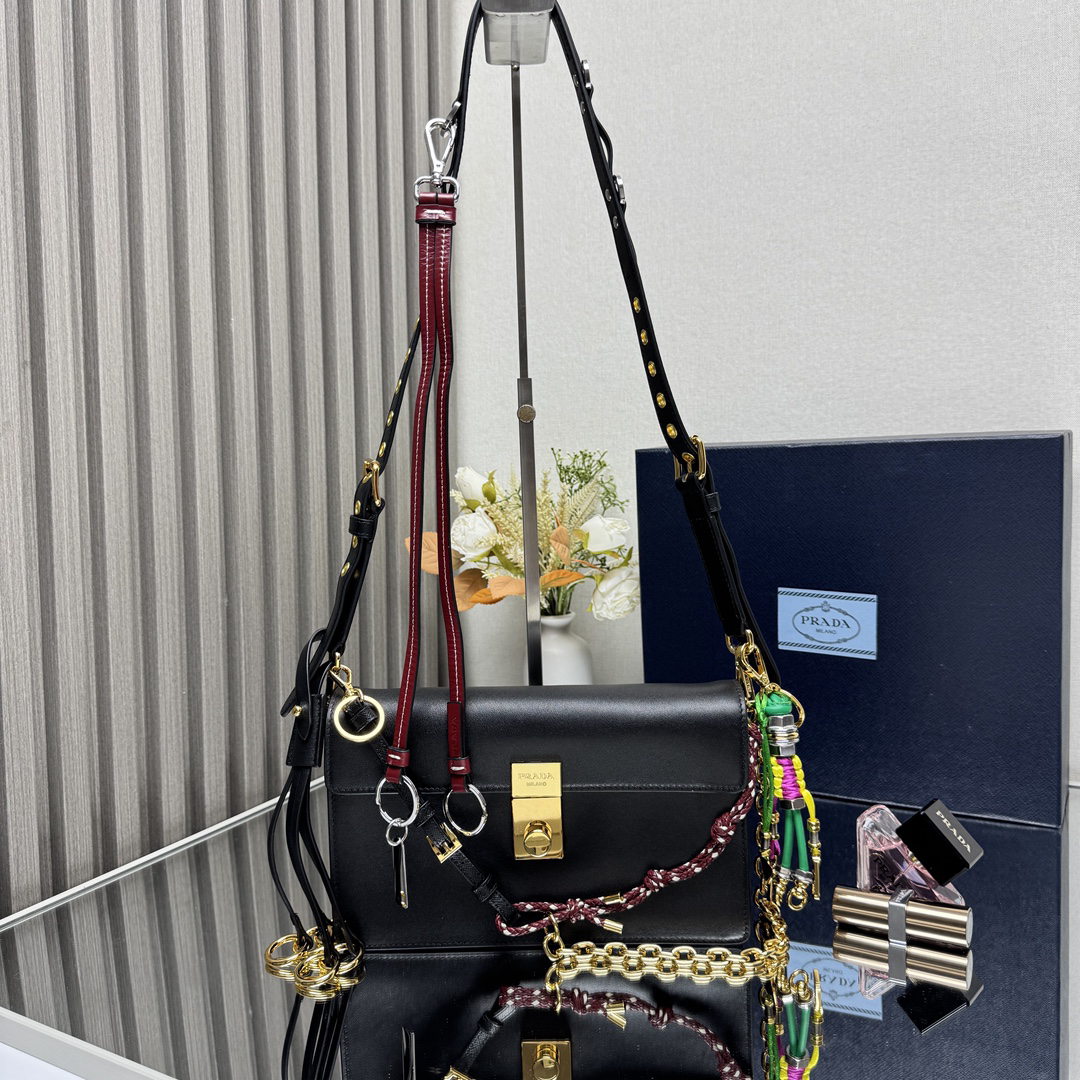 プラダ「Prada」Soft Sound ショルダーバッグ モデル