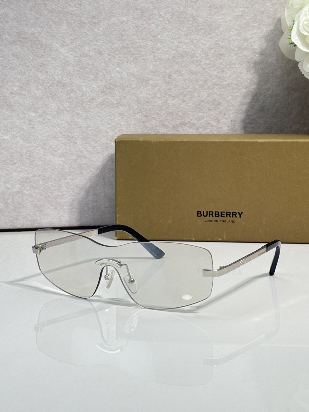 【店頭新登場】Burberry ブリティッシュデザインサングラス「アウトドア適合」
