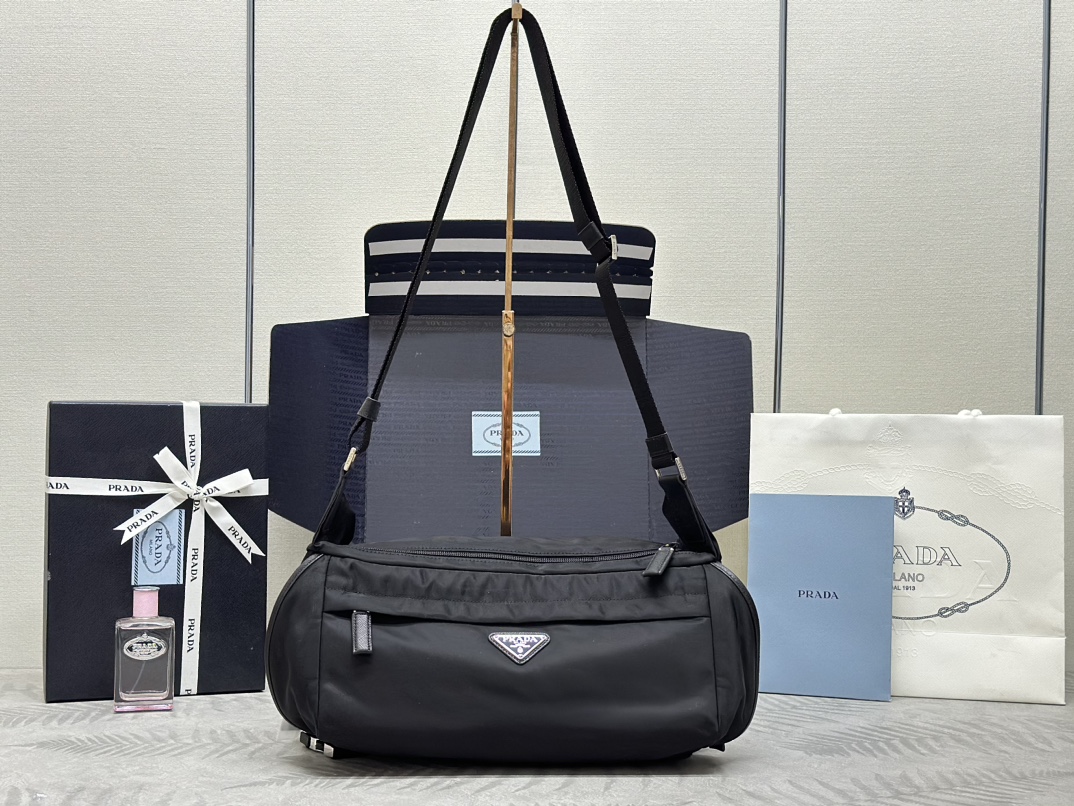 プラダ「Prada」 テッスート&サフィアーノ メッセンジャーバッグ