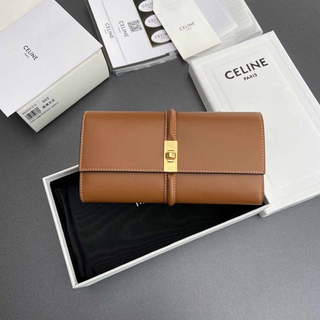 セリーヌ「Celine」トリオンフ16 光沢牛皮ウォレット