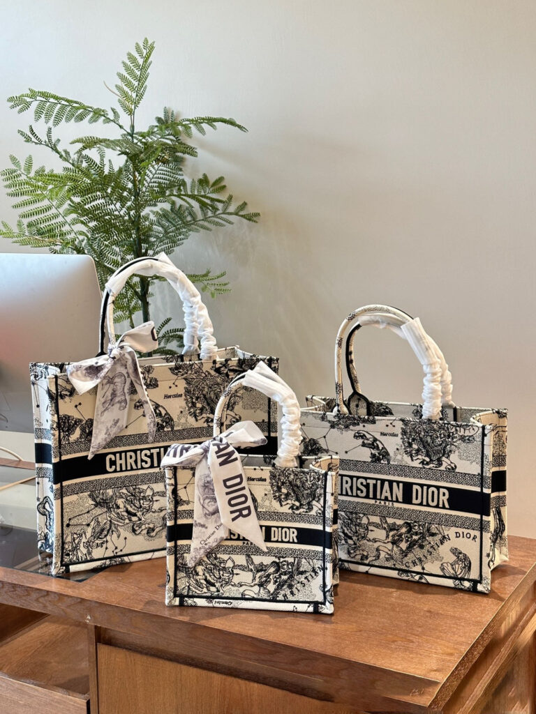 ディオール「Dior」 Book Tote バッグ スモール、ミディアム、ラージの3つのサイズ