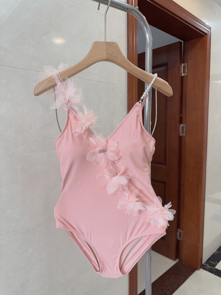 ミュウミュウ「Miu Miu」ワンピース水着「2025夏季限定・人気プレミアムスイム登場！」
