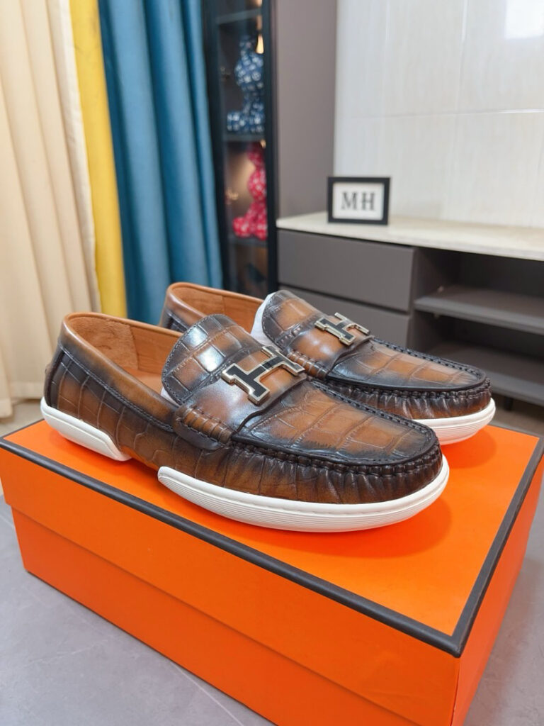 エルメス［Hermès］ おしゃれなペアスニーカー