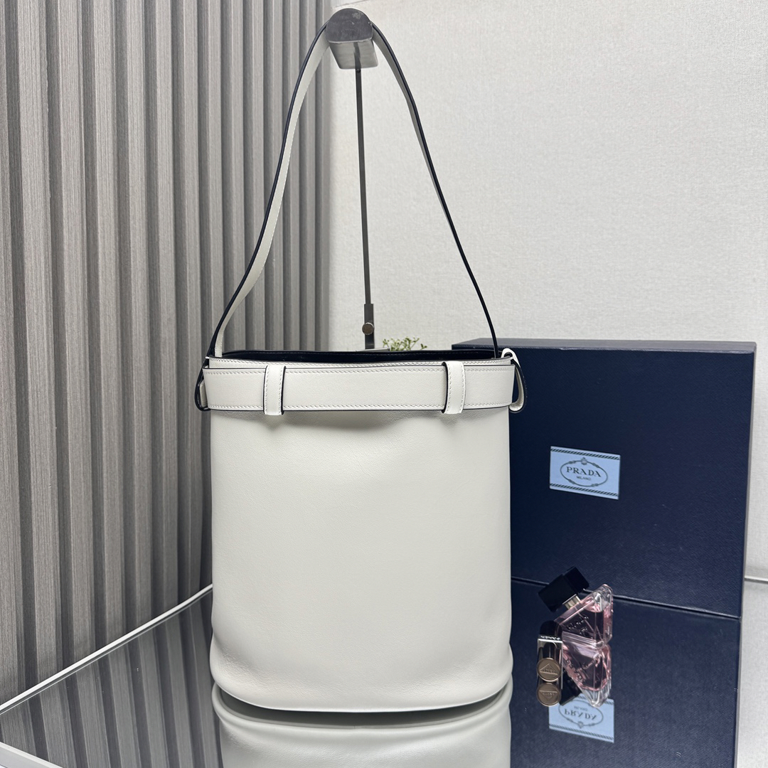 プラダ「Prada」バックル バケットバッグ レザー