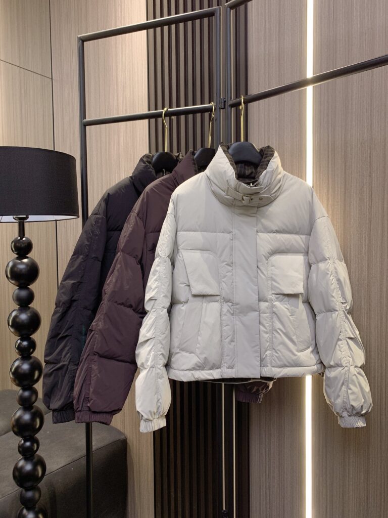 バレンシアガ「Balenciaga」24年新作ダウンジャケット