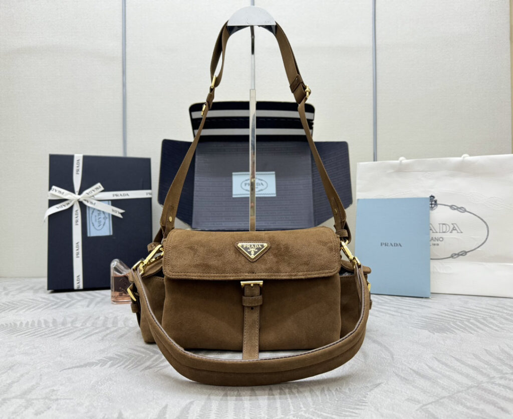 プラダ「Prada」エクスプローラ ミディアム スエード ショルダーバッグ