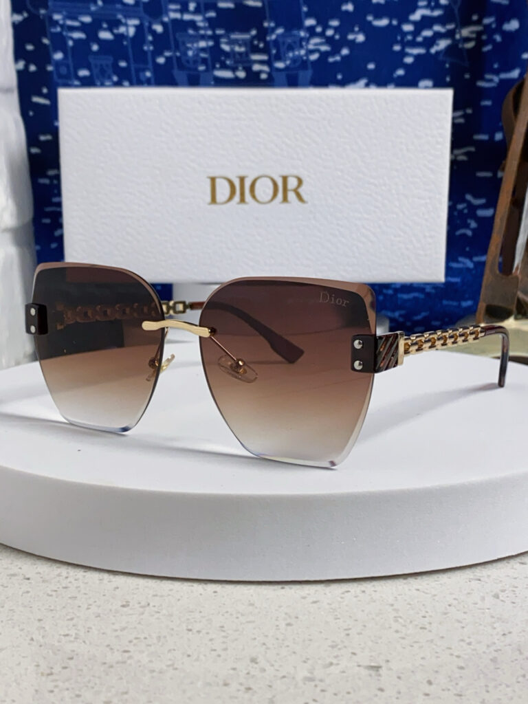 【注目新入荷】Dior フランス仕立てサングラス「ドライブ最適」