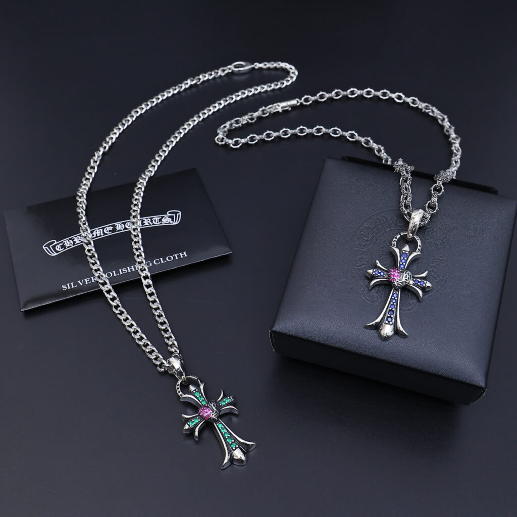 クロムハーツ「Chrome Hearts」のクラシックネックレス - 日常に上品なアクセントを添えるユニセックスモデル