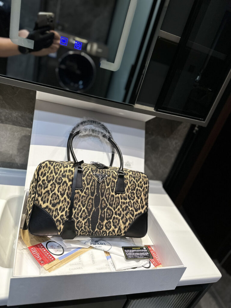 プラダ「Prada」 レオパードプリント アンダーアームビジネスバッグ