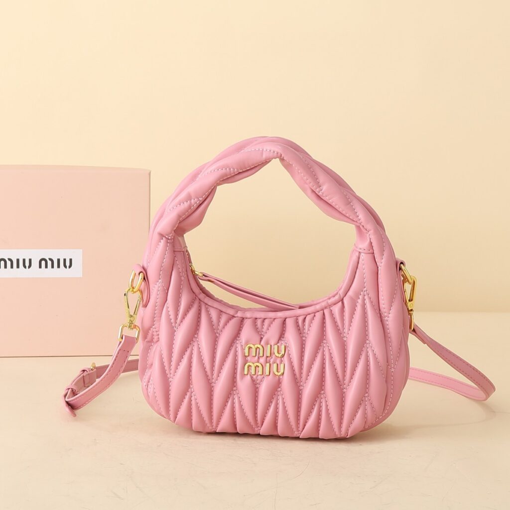 ミュウミュウ ワンダー マテラッセレザー スモール ホーボーバッグ「Wander Bag」