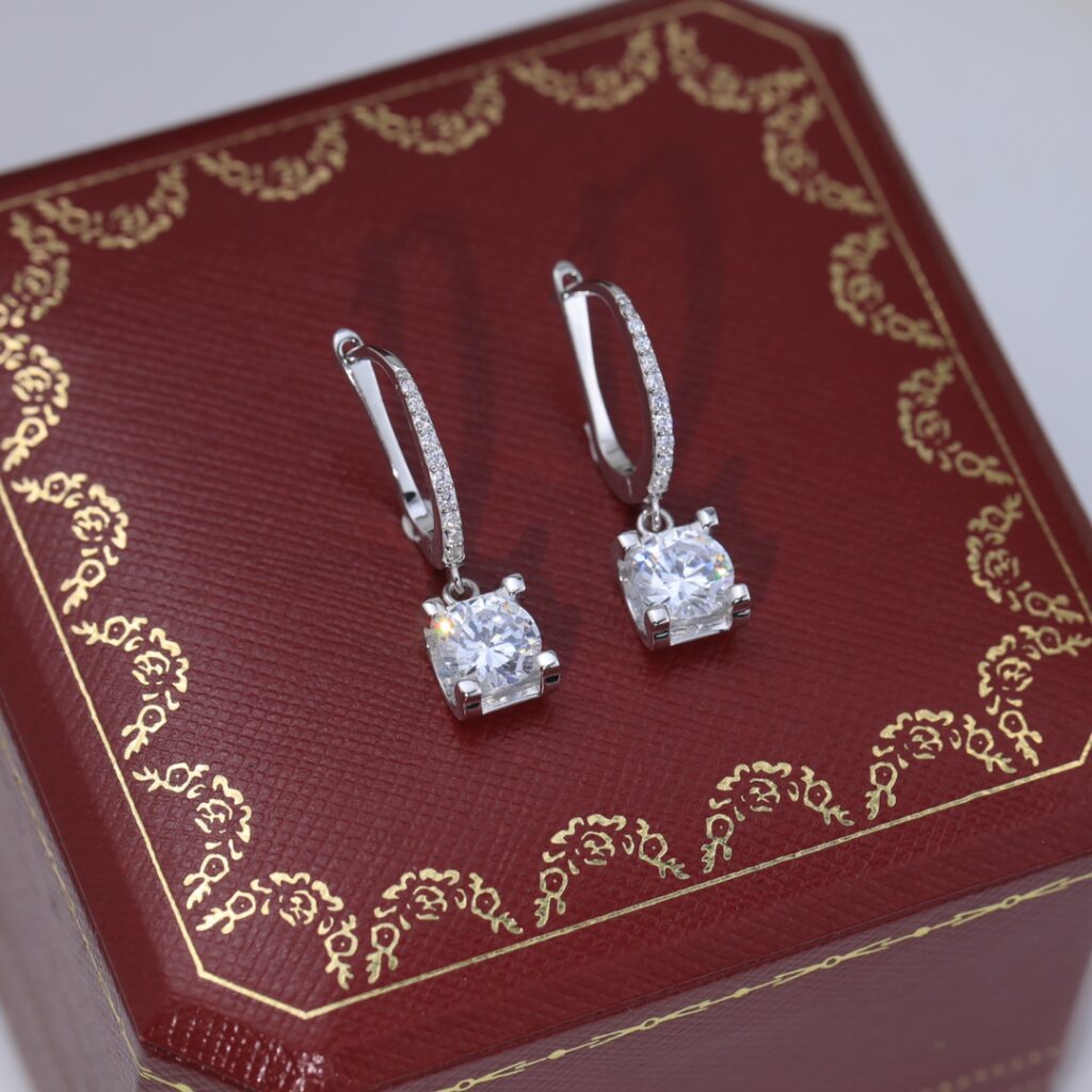 カルティエ「Cartier」ラブ シングルダイヤモンド ホーン ピアス