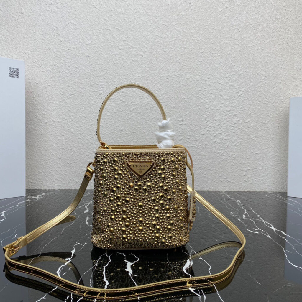 プラダ「Prada」クリスタルエンベリッシュバケットバッグ