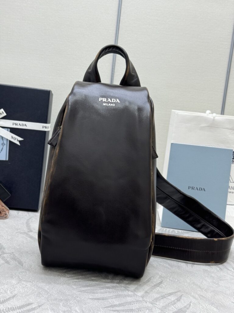 プラダ「Prada」 ディストレスドレザー チェストバッグ