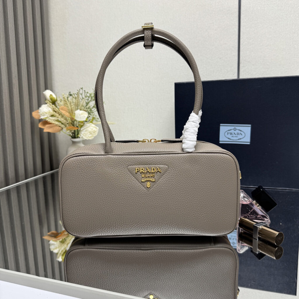 プラダ「Prada」レザー ショルダーバッグ リッチェ