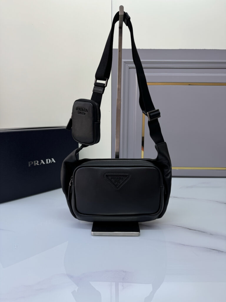 プラダ「Prada」 エンボスロゴ メッセンジャーバッグ ショルダーバッグ