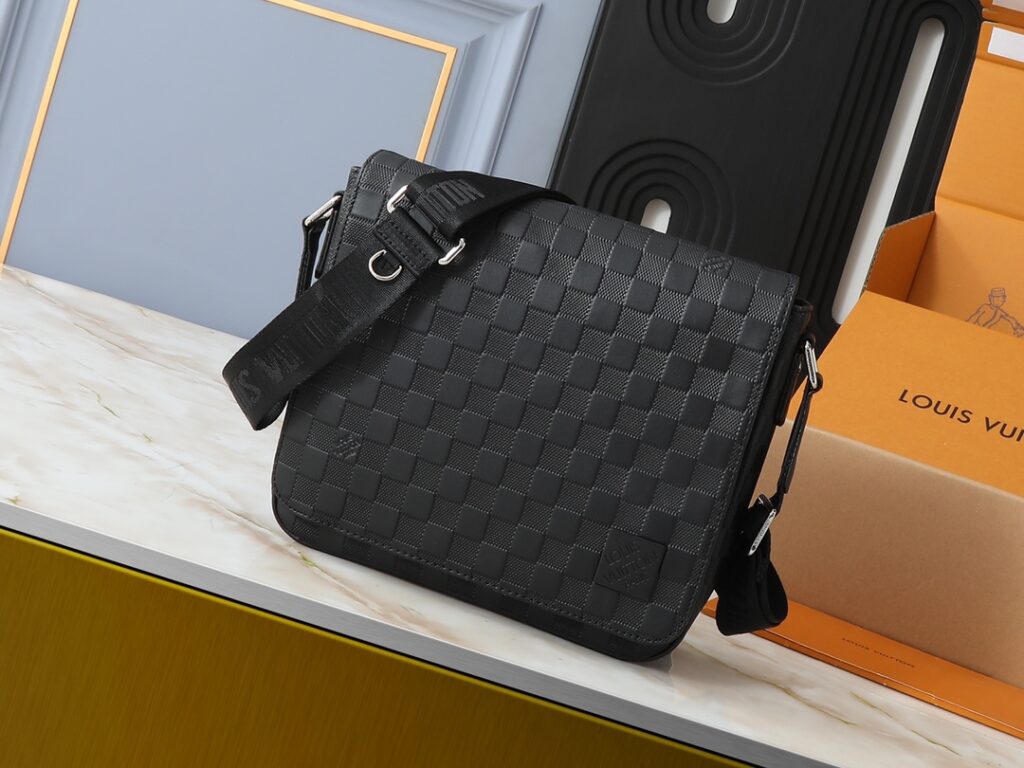 ルイ・ヴィトン「Louis Vuitton」ディストリクト スモールメッセンジャーバッグ