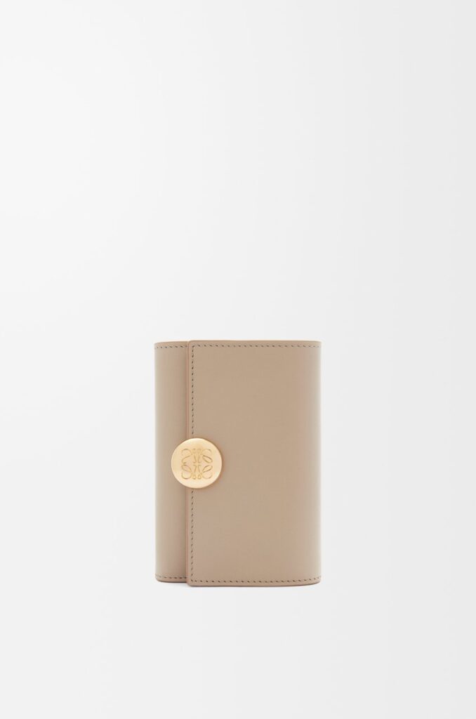ロエベ「LOEWE」ぺブル バーティカル ウォレット スモール（シャイニーナパカーフ）