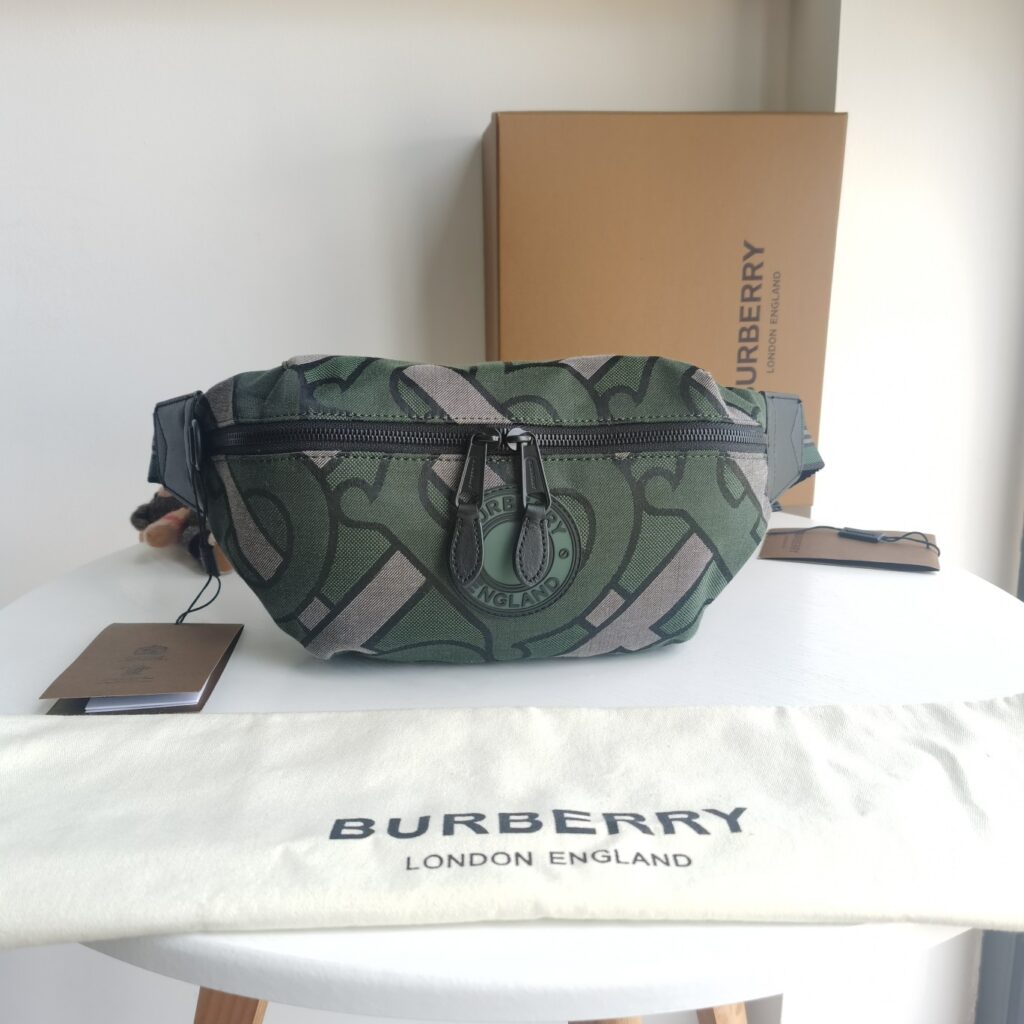 バーバリー「Burberry」立体シルエット型ウエストバッグ