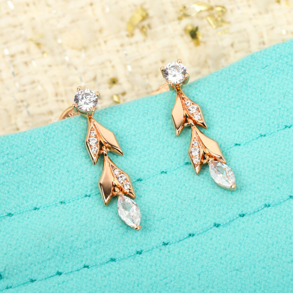 ティファニー「Tiffany & Co.」 Victoria™ シリーズ ショートツインイヤリング