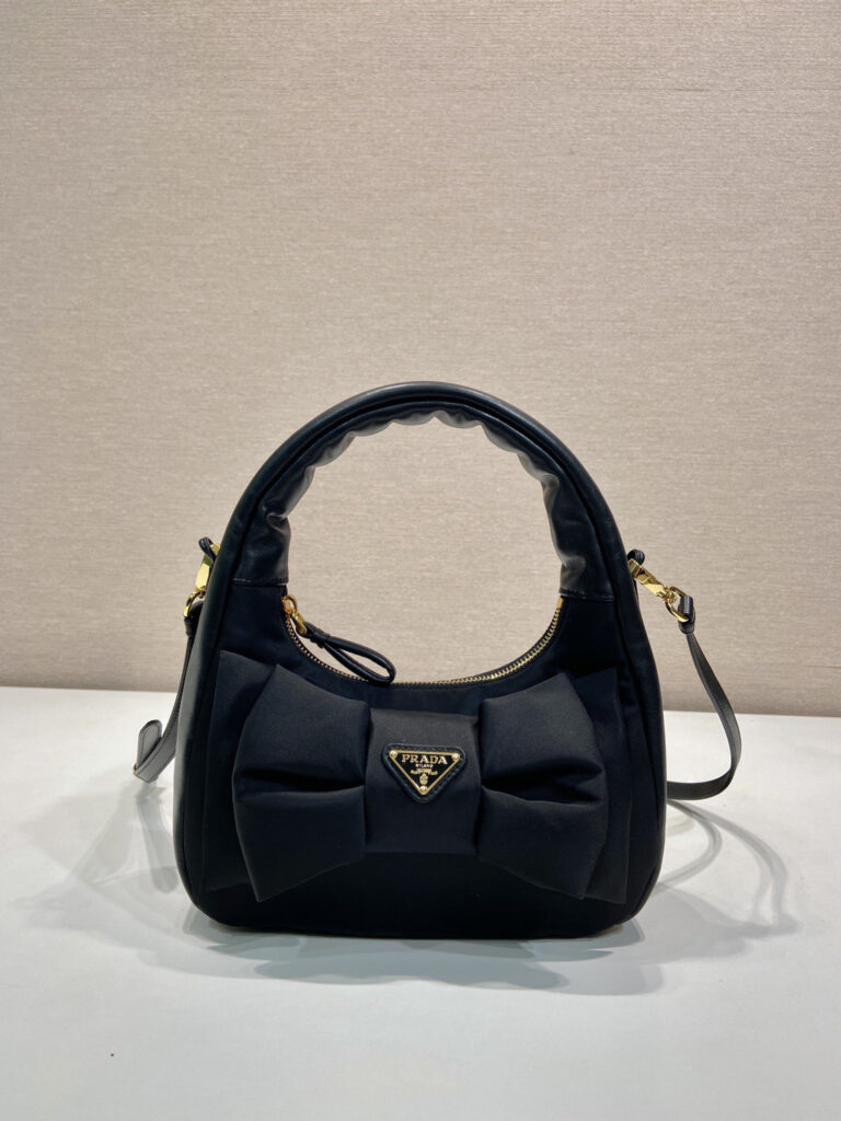 プラダ「Prada」リサイクルナイロン・ナッパレザーホボバッグ