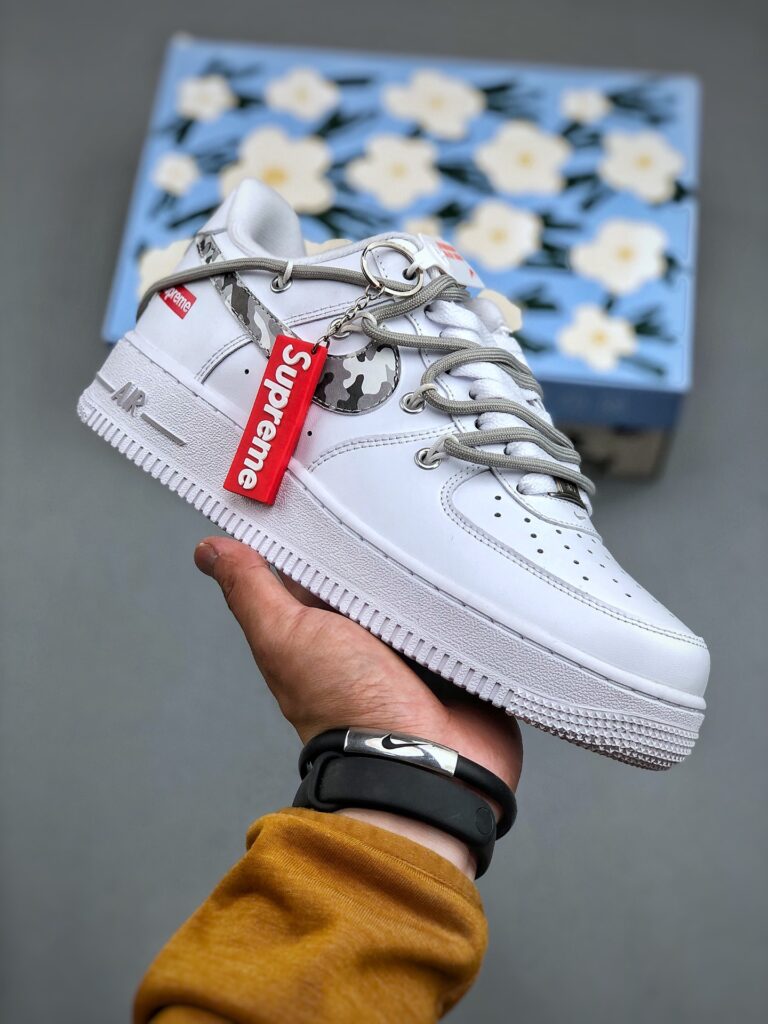 ナイキ エア フォース 1 トレンドスニーカー「Supreme 限定コラボモデル」