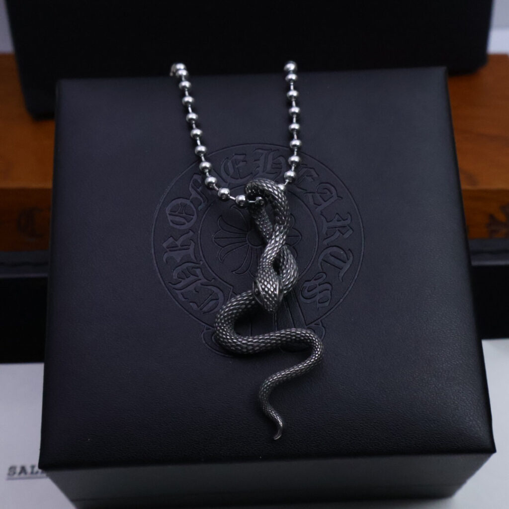 クロムハーツ「Chrome Hearts」のクラシックネックレス - 日常に上品なアクセントを添えるユニセックスモデル