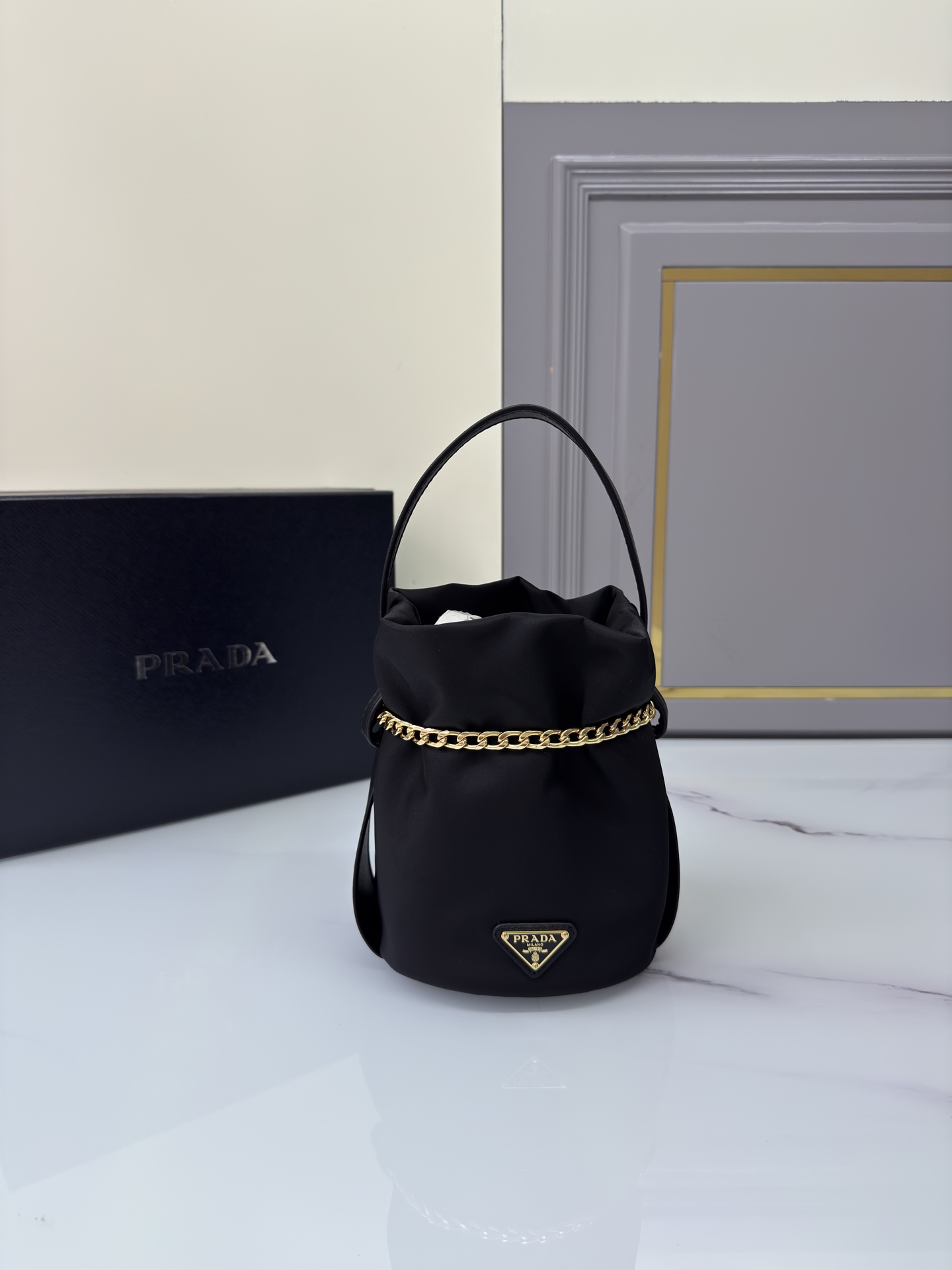 プラダ「Prada」バケットバッグ