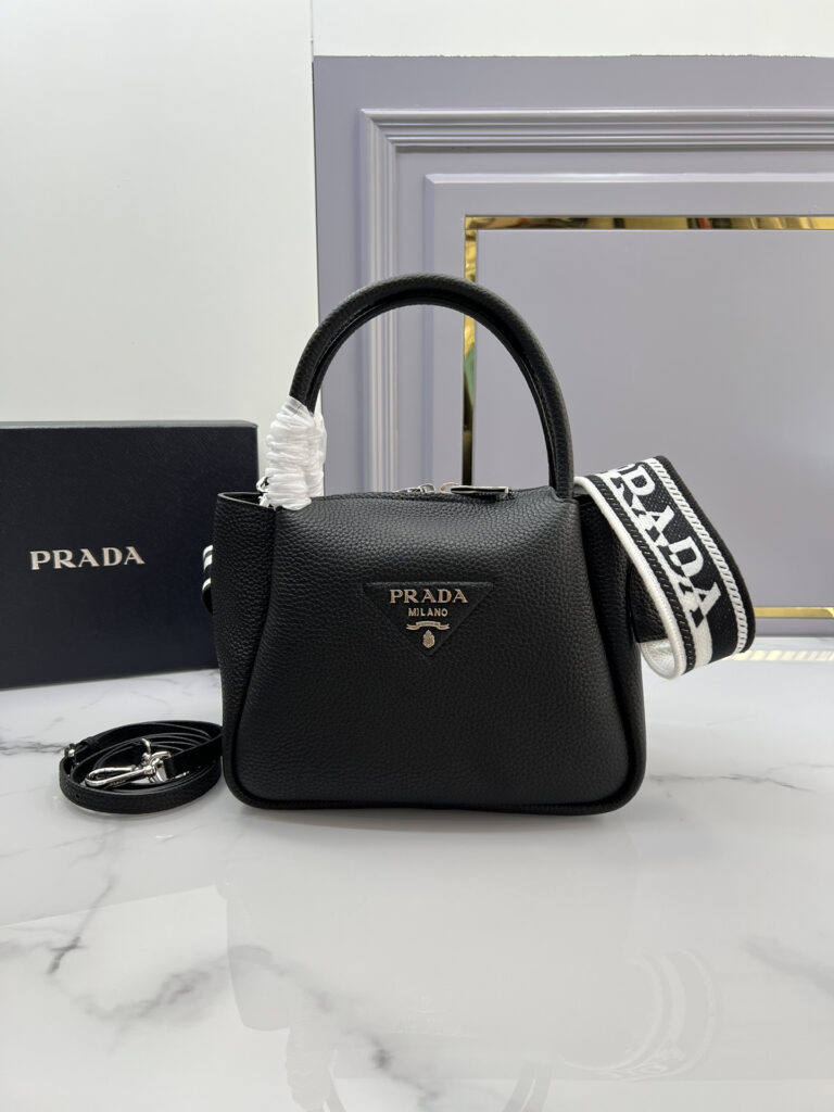 プラダ「Prada」デュアルストラップ バッグ