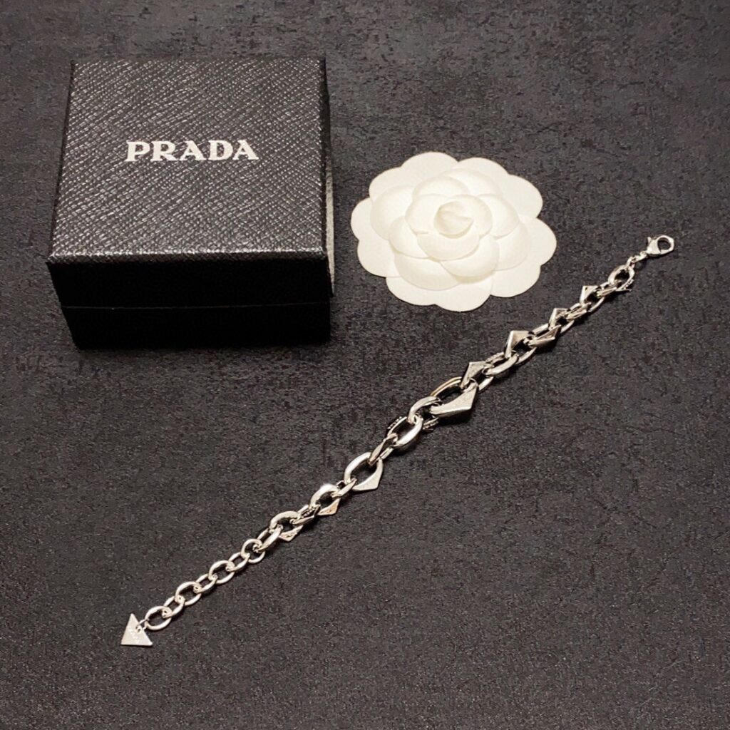 プラダ「Prada」プラダ トライアングルロゴ ヘビーチェーンブレスレット メンズアクセサリー