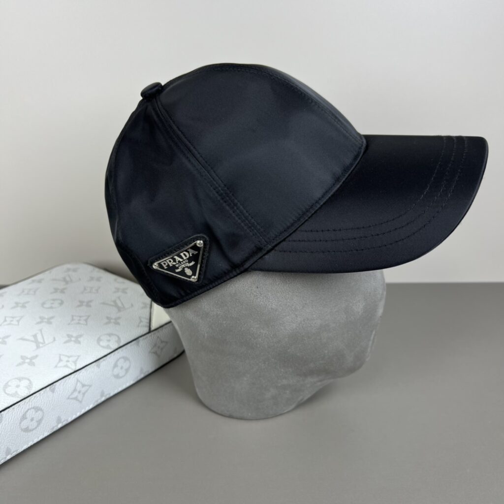 プラダ「Prada」クラシック トライアングルロゴ キャップ