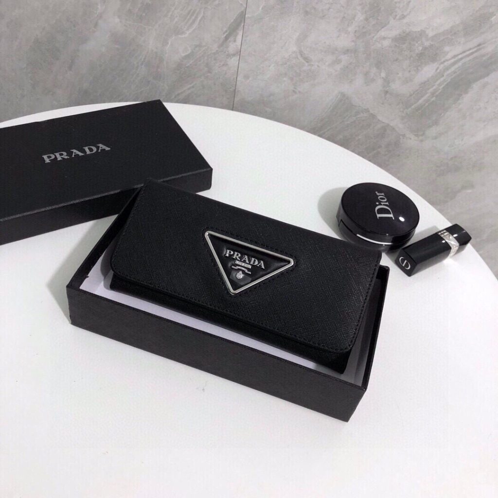 プラダ「Prada」サフィアーノレザー二つ折り財布