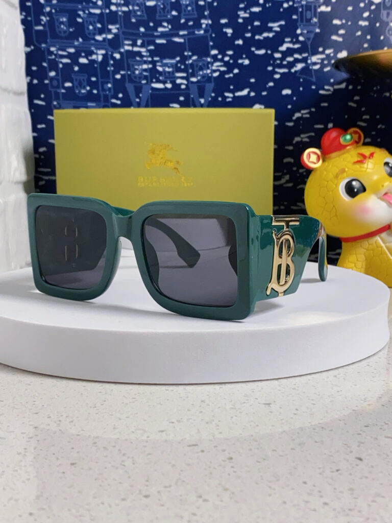 【店頭新登場】Burberry ブリティッシュデザインサングラス「アウトドア適合」