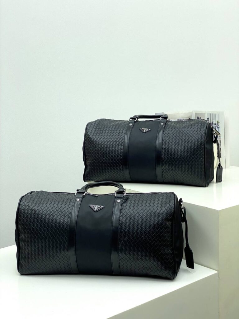 プラダ「Prada」トライアングルトラベルバッグ ショルダートート
