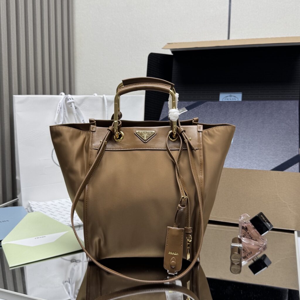 プラダ「Prada」リニューアルナイロン＆レザートートバッグ