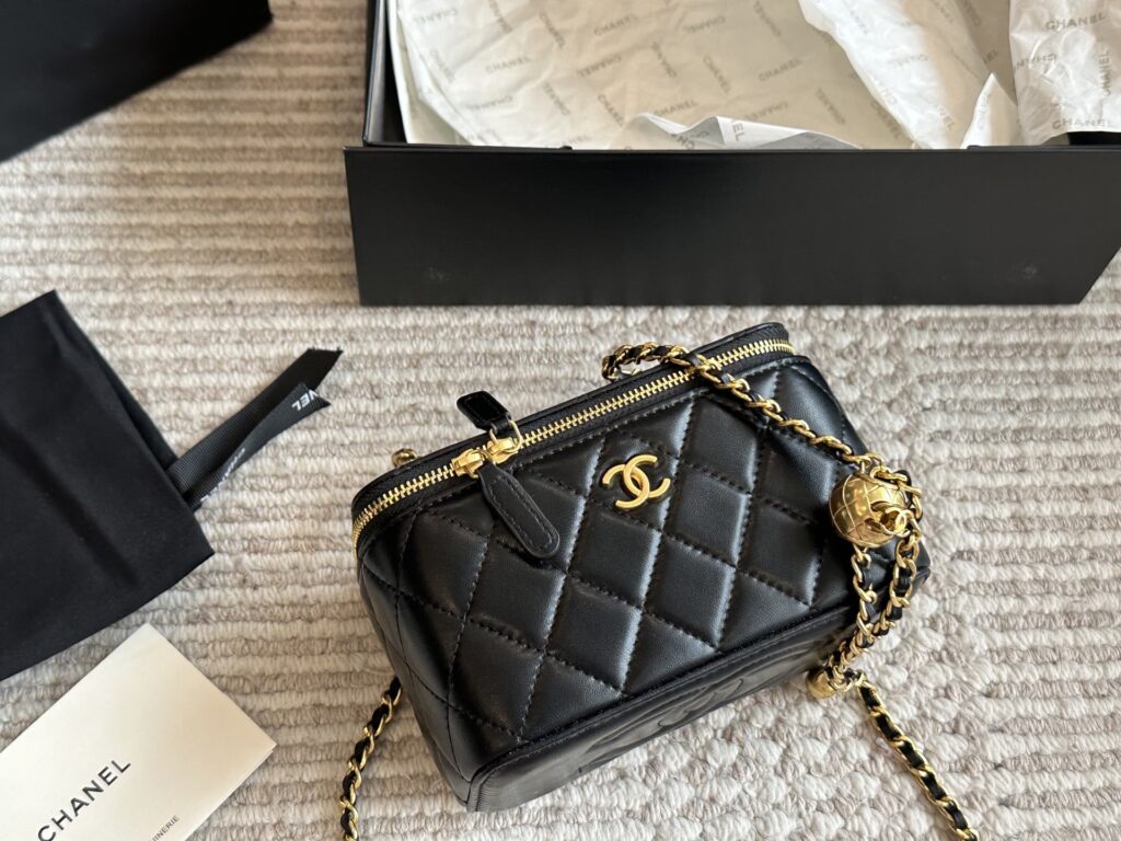 シャネル「Chanel」メタルボール ミニボックスバッグ