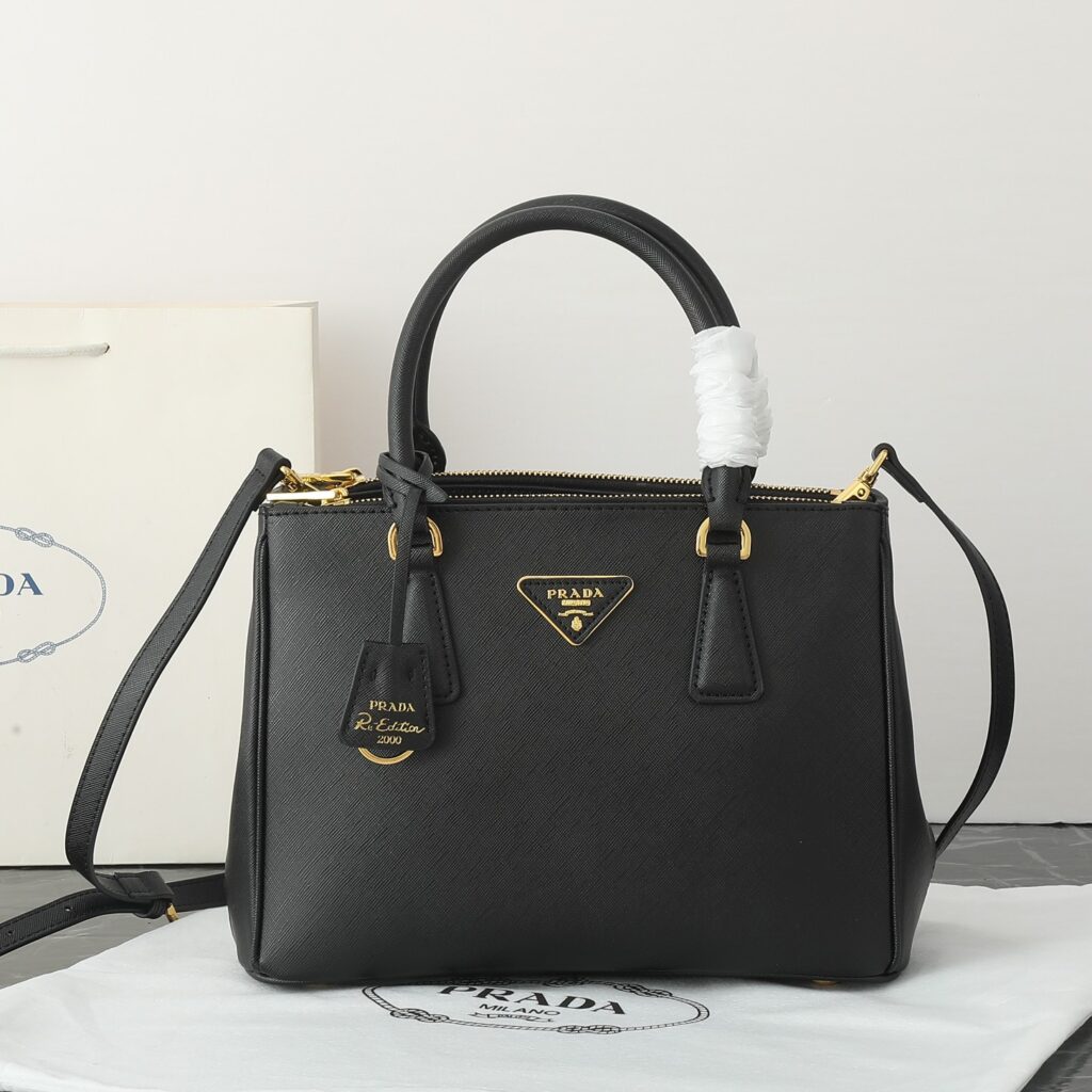 プラダ ガレリア ミディアム ソフトグレインレザー バッグ 「Galleria Bag」