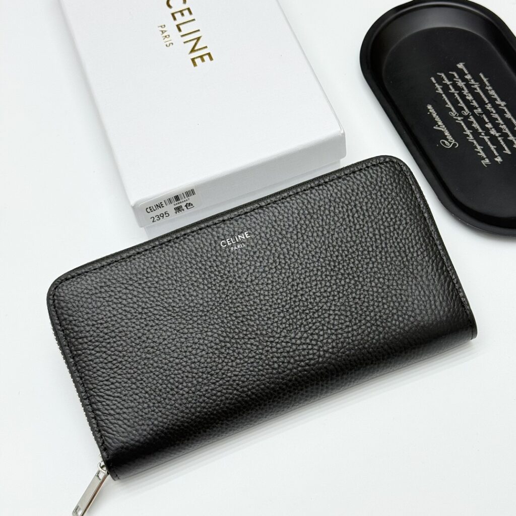セリーヌ「Celine」TRIOMPHE CUIR ラージジップウォレット