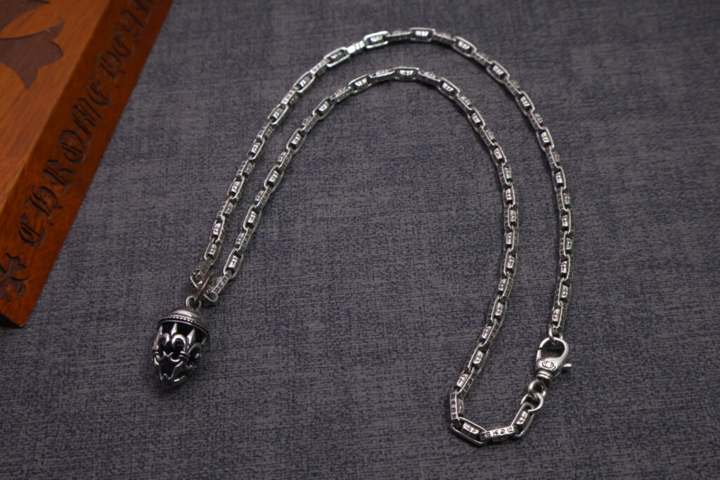 クロムハーツ「Chrome Hearts」のクラシックネックレス - 日常に上品なアクセントを添えるユニセックスモデル