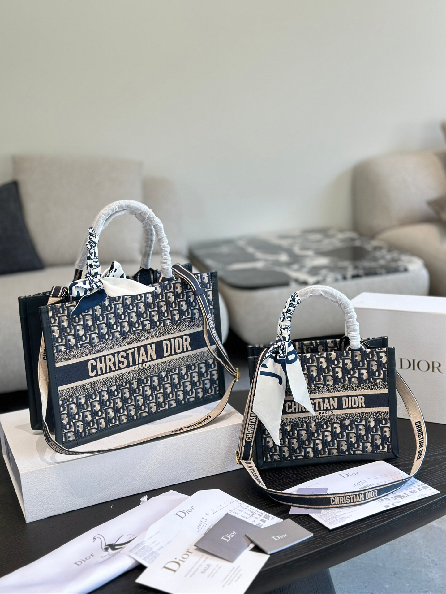 ディオール「Dior」 Book Tote バッグ スモール、ミディアムの2つのサイズ