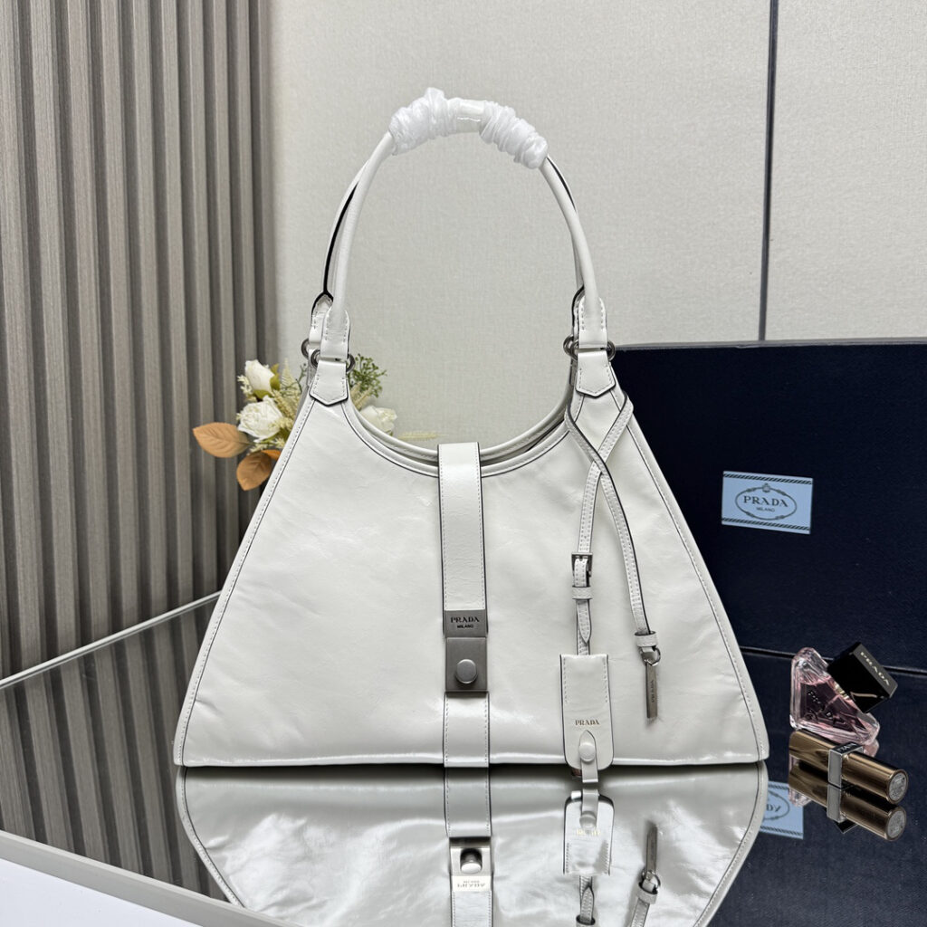 プラダ「Prada」2025春夏コレクション ラージハンドバッグ