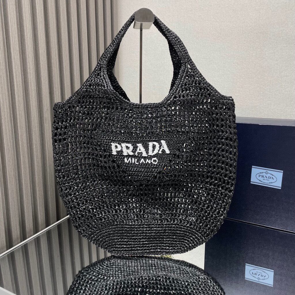 プラダ「Prada」ラフィアトートバッグ サマーコレクション